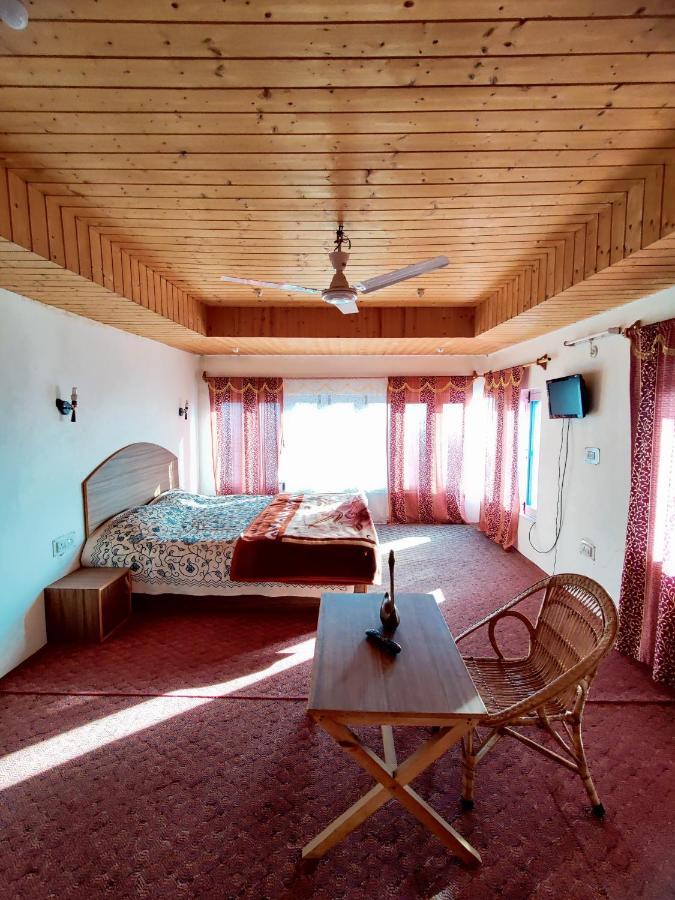 Calm Holiday Inn Сринагар Экстерьер фото