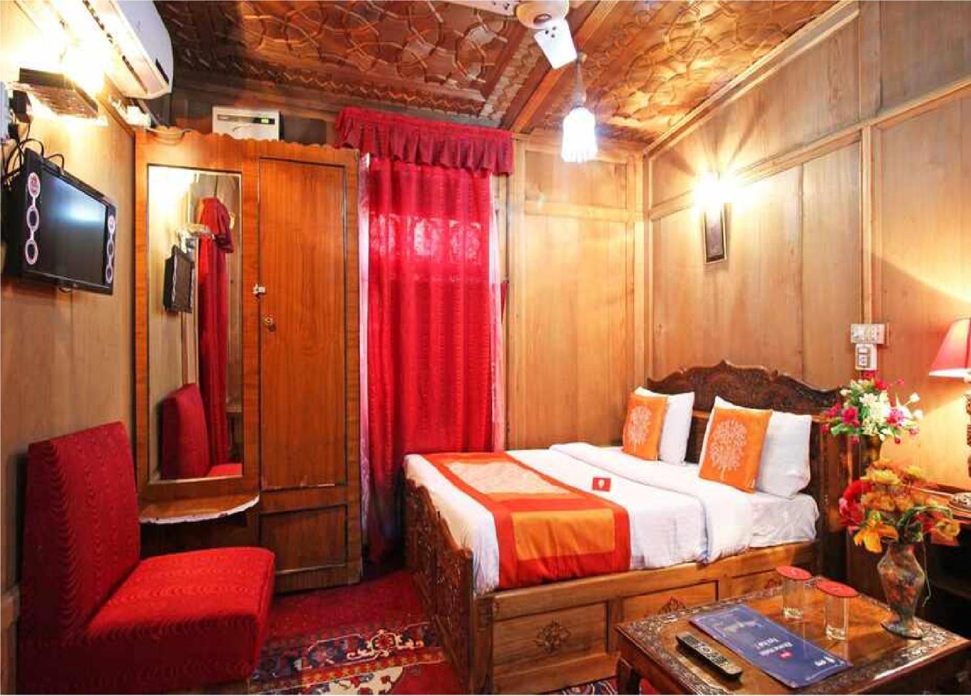 Calm Holiday Inn Сринагар Экстерьер фото