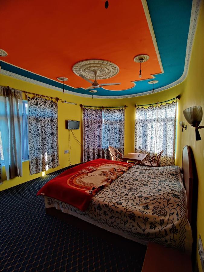 Calm Holiday Inn Сринагар Экстерьер фото