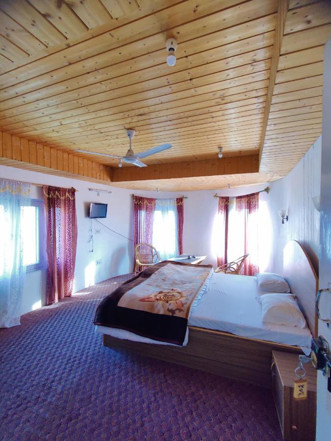 Calm Holiday Inn Сринагар Экстерьер фото