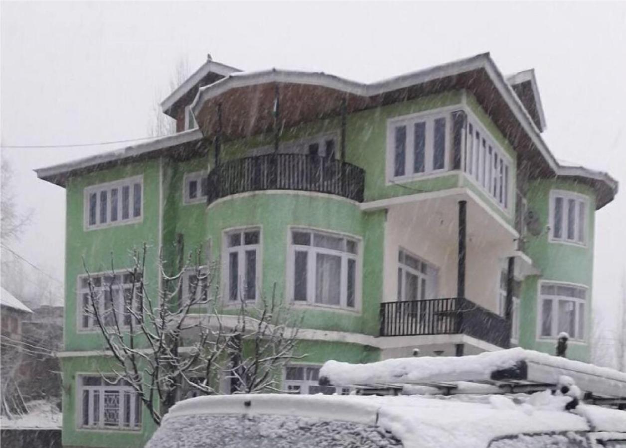 Calm Holiday Inn Сринагар Экстерьер фото
