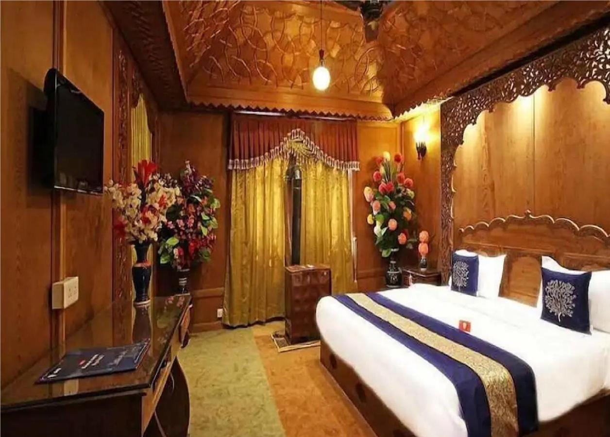 Calm Holiday Inn Сринагар Экстерьер фото
